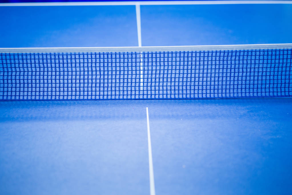 Net op blauwe ping pong tafel  - Foto, afbeelding