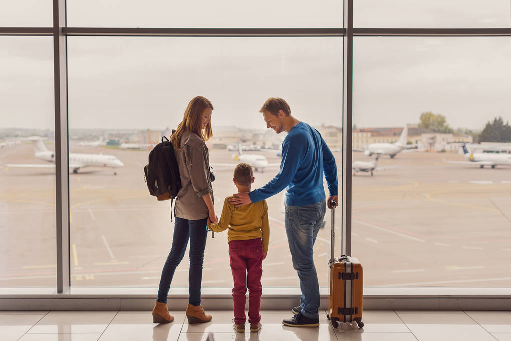 Familie schaut am Flughafen aus dem Fenster - Foto, Bild