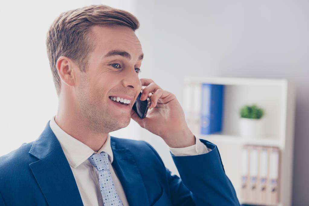 Ritratto di uomo felice sorridente che parla al telefono in ufficio
 - Foto, immagini