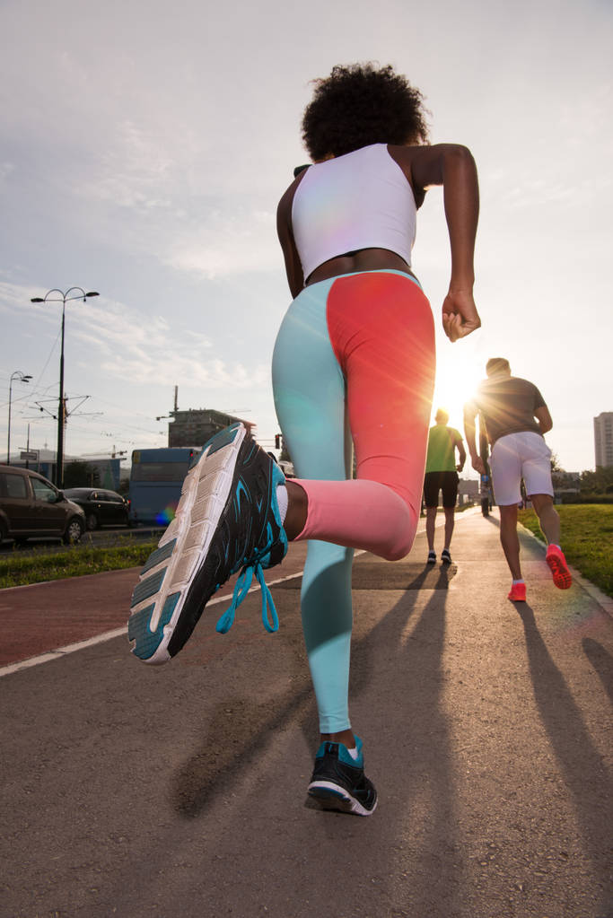gruppo multietnico di persone sul jogging
 - Foto, immagini