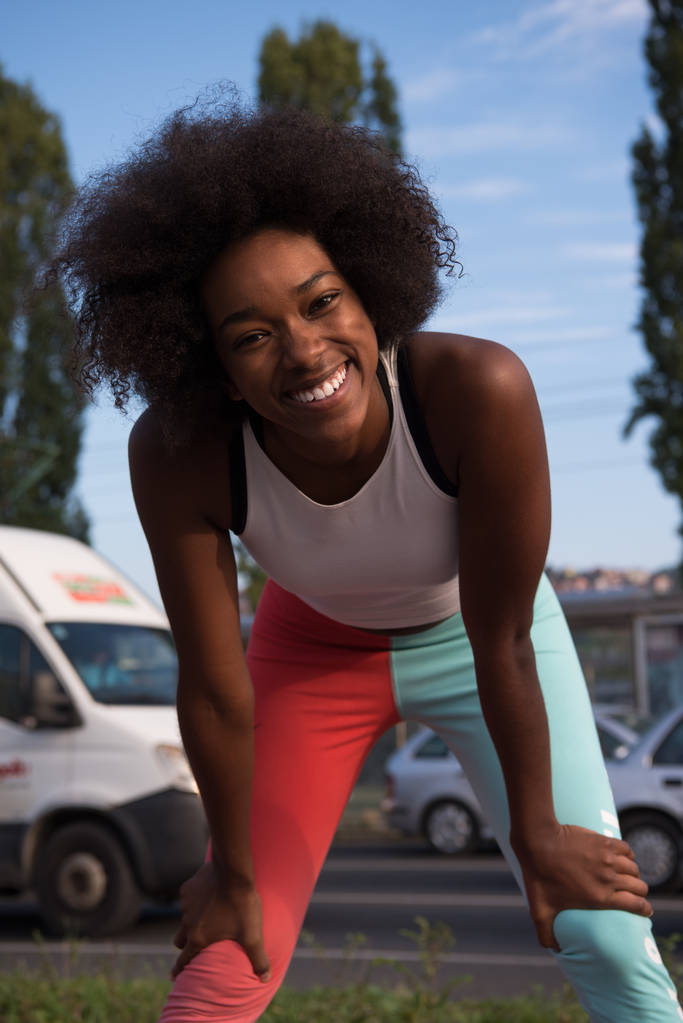 sportowy młodych african american kobieta działa na zewnątrz - Zdjęcie, obraz