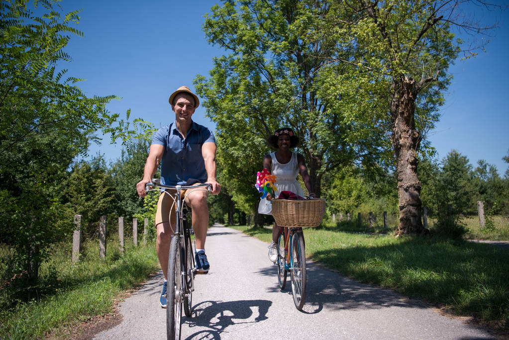 Giovane coppia che ha gioioso giro in bicicletta nella natura
 - Foto, immagini