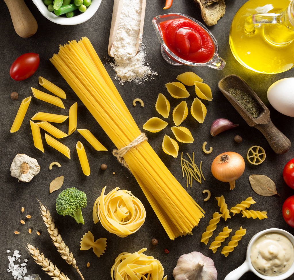 макароны и пищевые ингредиенты на столе
 - Фото, изображение