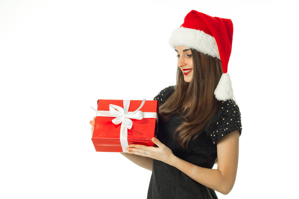 Frau mit Weihnachtsmütze lächelt - Foto, Bild