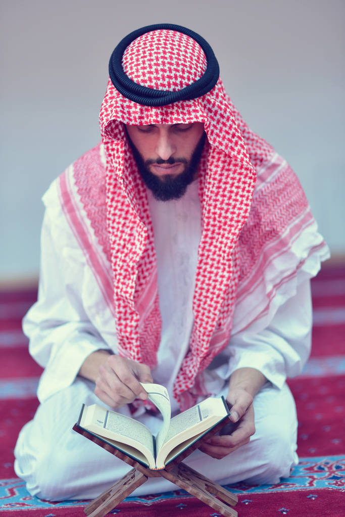 Muszlim Arab ember imádkozik - Fotó, kép