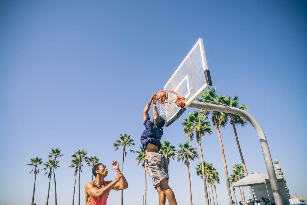 Freunde spielen Basketball  - Foto, Bild