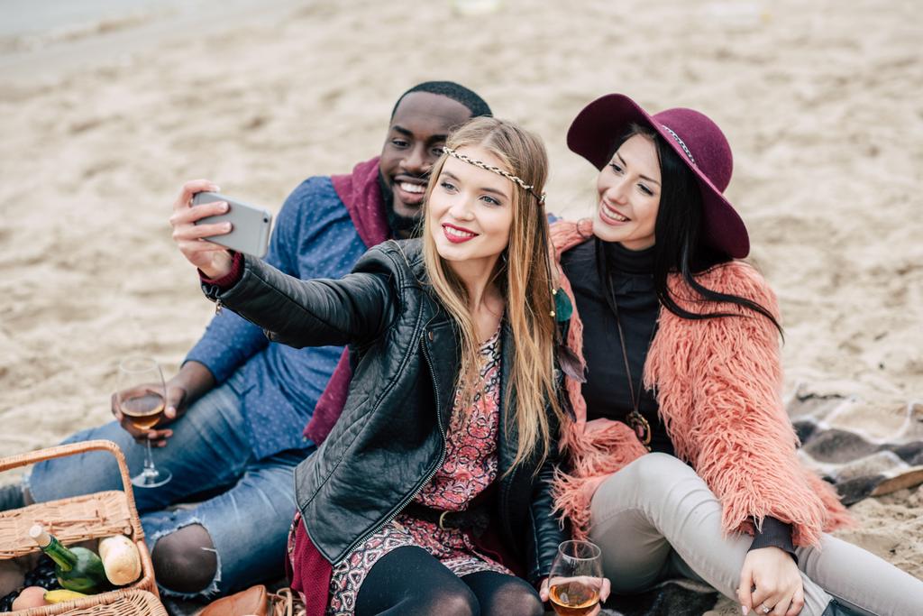 Gente feliz tomando selfie en el picnic
 - Foto, Imagen