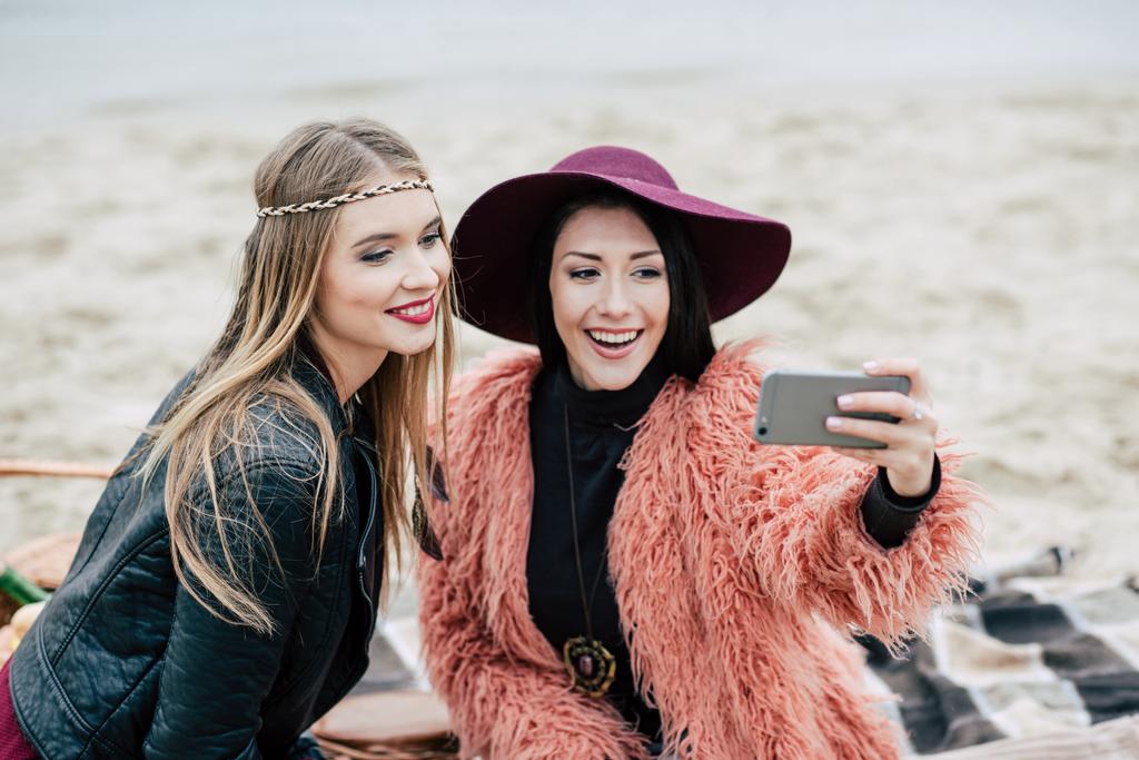 Mulheres sorridentes bonitas tomando selfie
 - Foto, Imagem