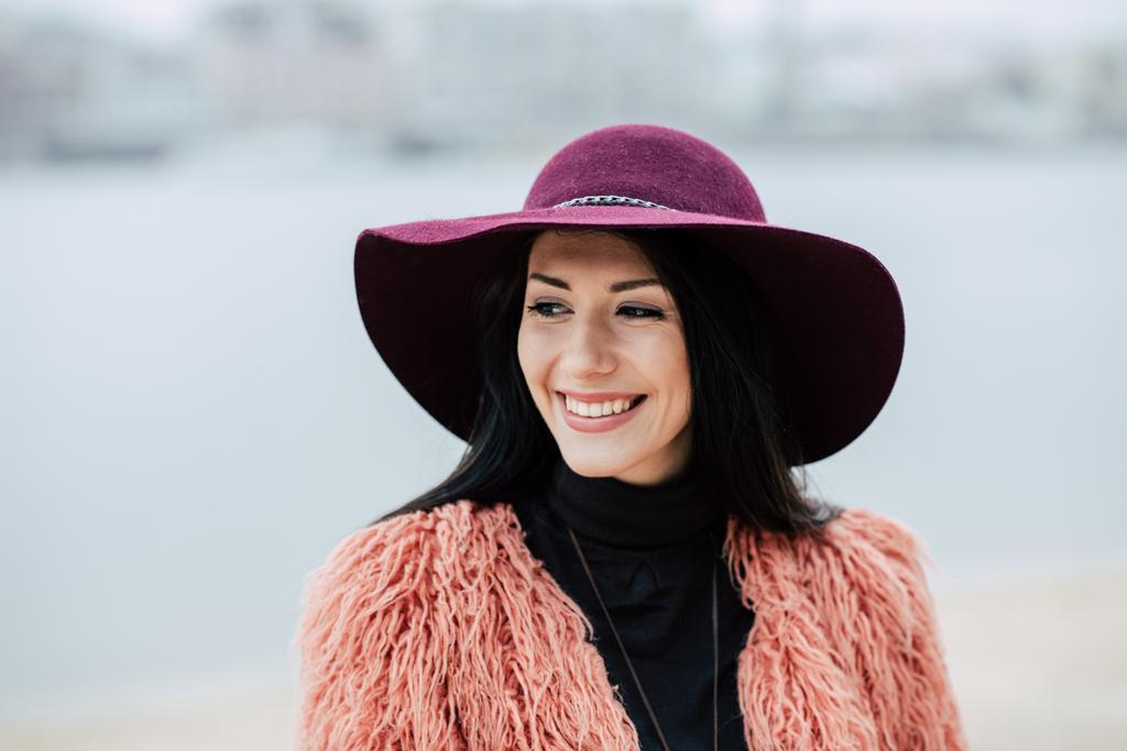 Hermosa mujer sonriente con sombrero
 - Foto, Imagen