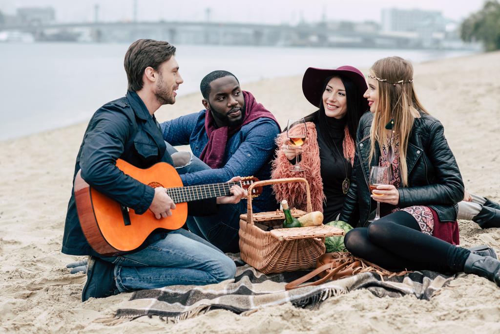 Mutlu arkadaş açık havada piknik gitar grubu - Fotoğraf, Görsel