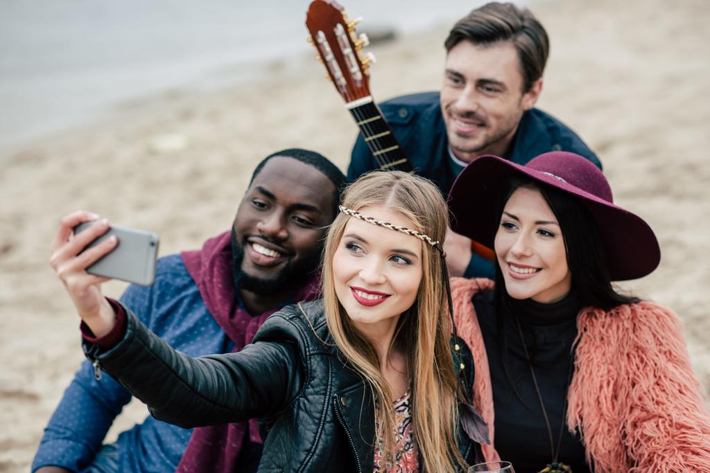 Gente felice che si fa selfie al picnic
 - Foto, immagini