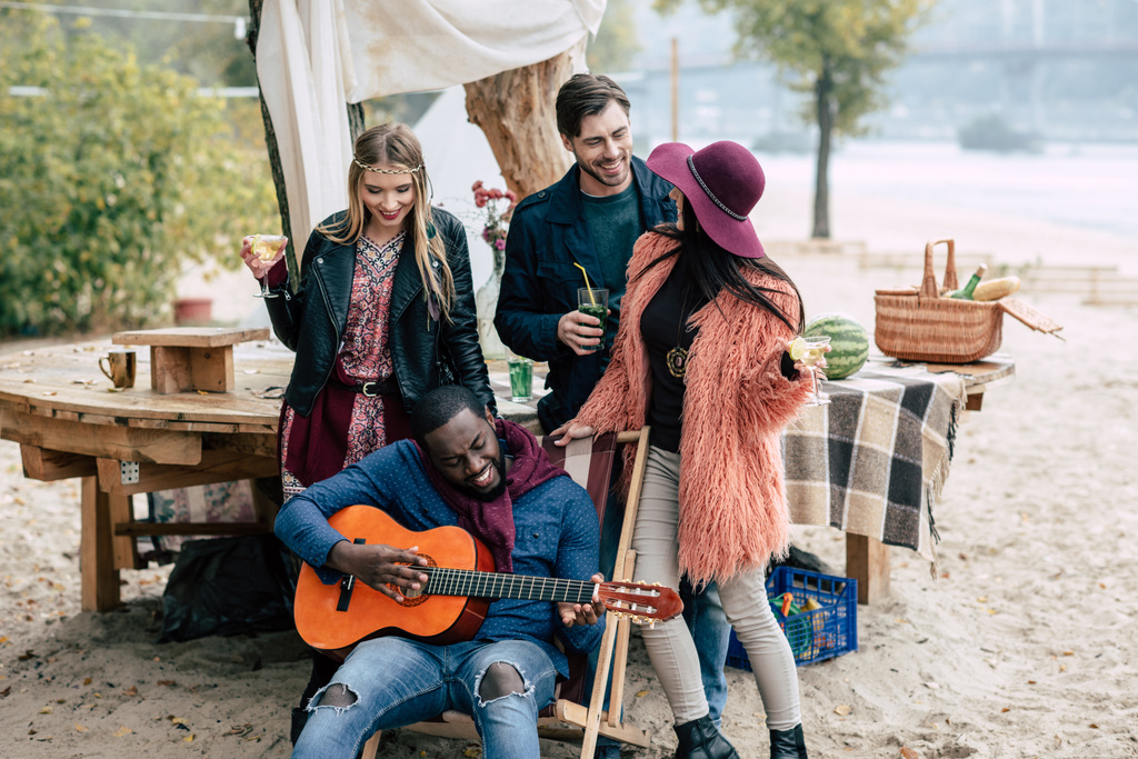 Glückliche junge Leute beim Picknick - Foto, Bild