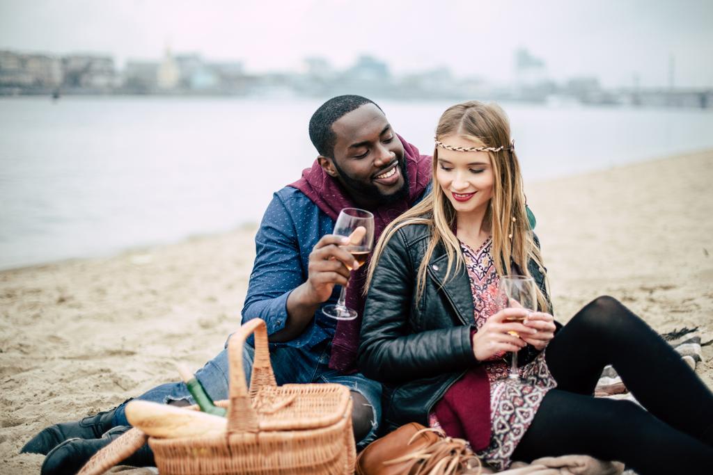 Hermosa pareja romántica en el picnic
 - Foto, imagen