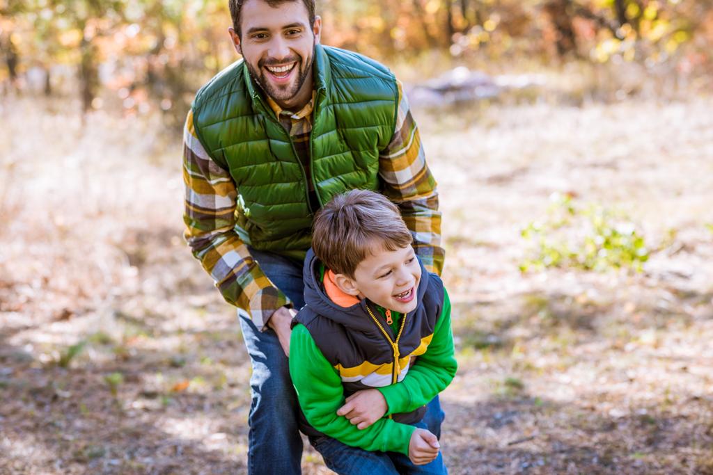 Щасливий батько і син у парку
 - Фото, зображення