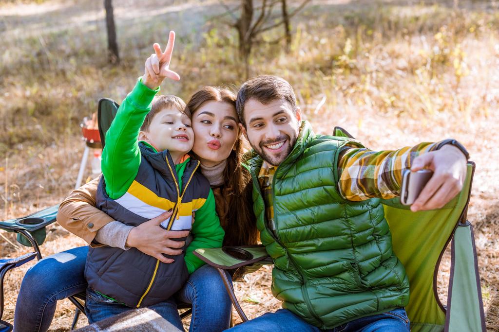 Famiglia felice che si fa selfie
 - Foto, immagini