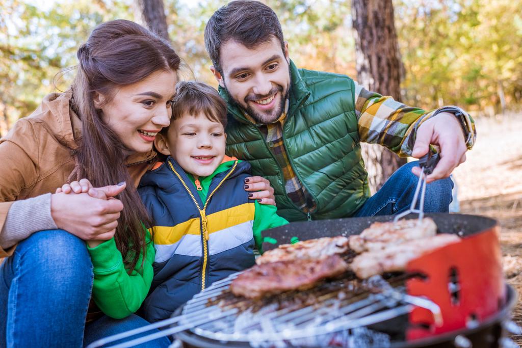 Familie grillt Fleisch auf dem Grill - Foto, Bild