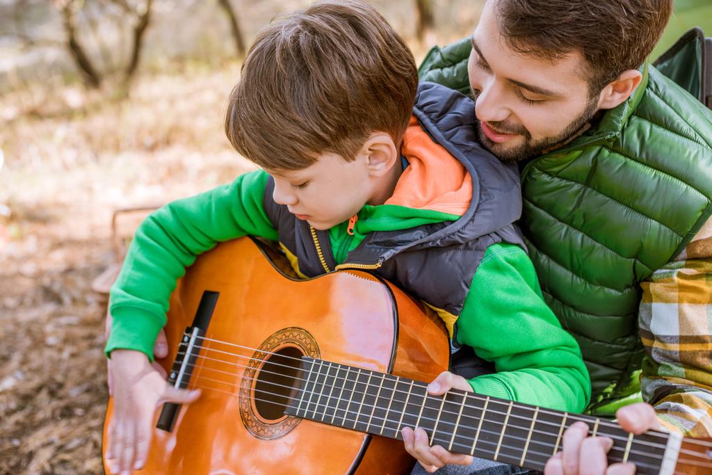 Pai ensinando filho tocando guitarra
 - Foto, Imagem