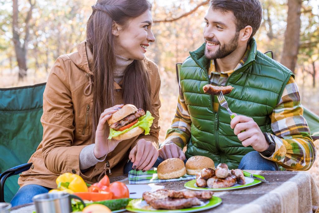 ピクニックの若いカップルの笑顔 - 写真・画像