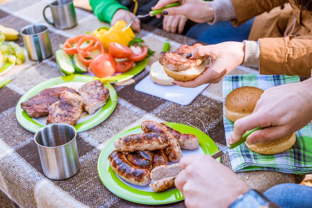 Comer en familia en el picnic
 - Foto, Imagen