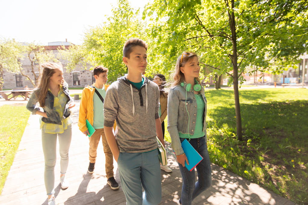 açık havada yürüyüş mutlu genç öğrenci grubu - Fotoğraf, Görsel