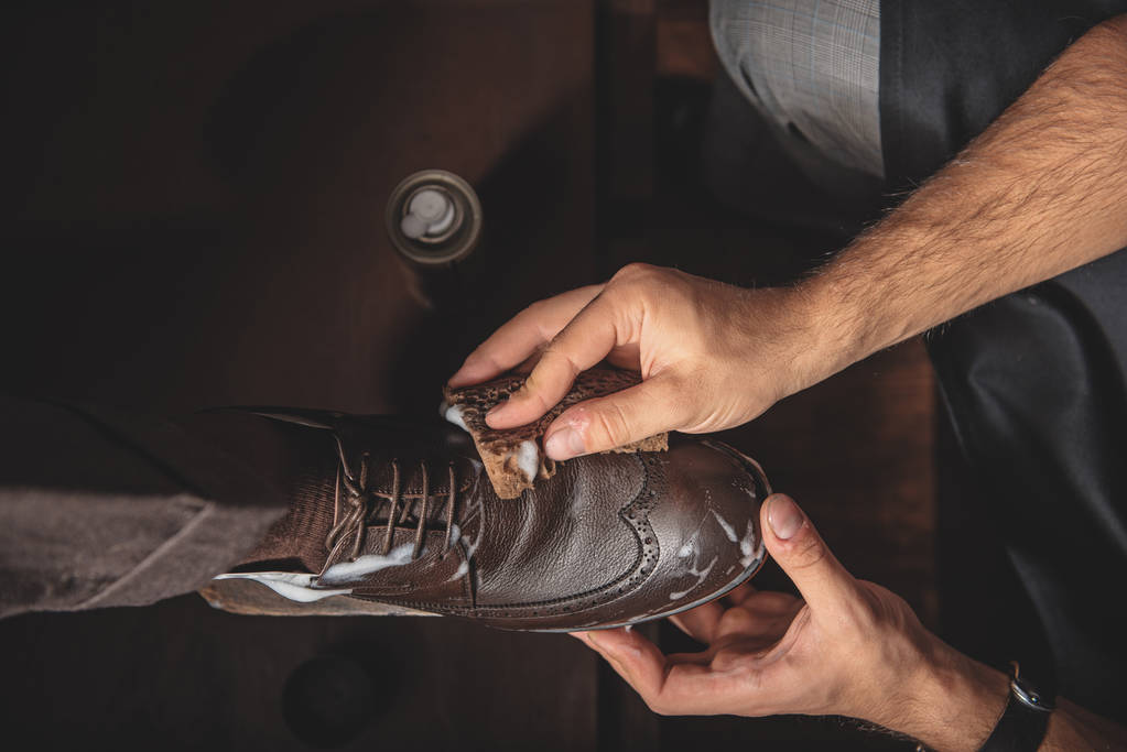 mani maschili pulire la scarpa
 - Foto, immagini