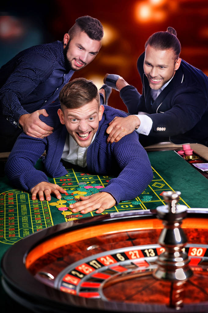 Los hombres juegan casino
 - Foto, imagen