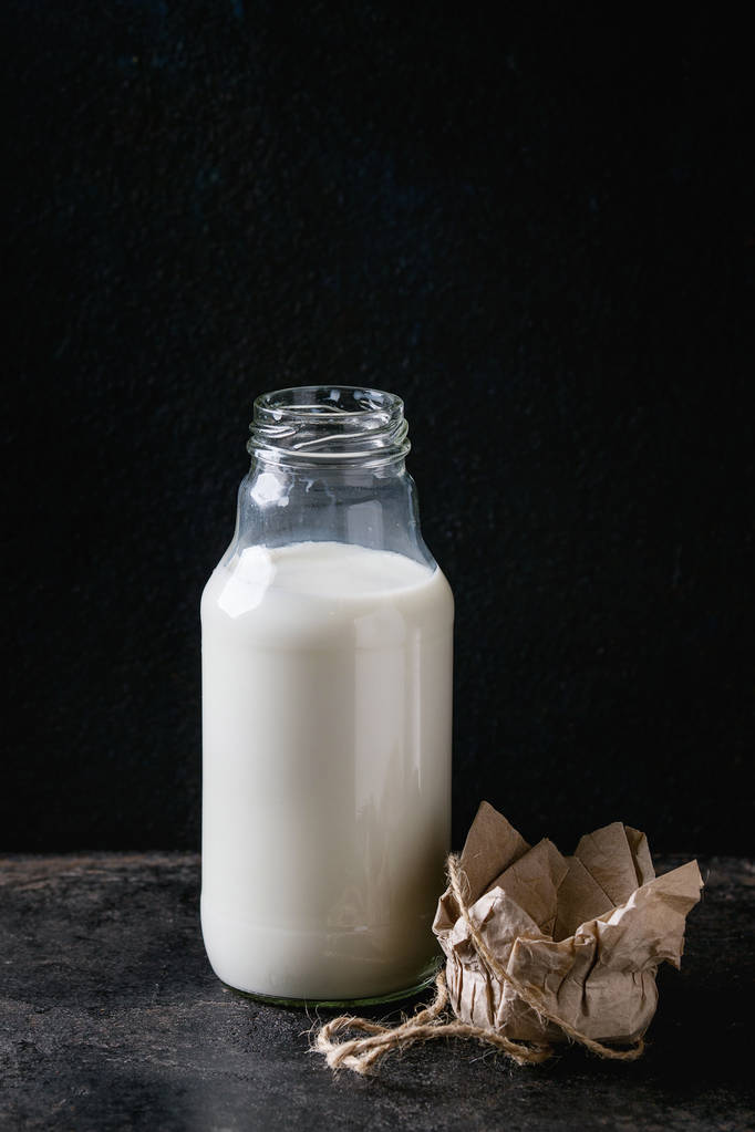 Lasipullo maitoa
 - Valokuva, kuva