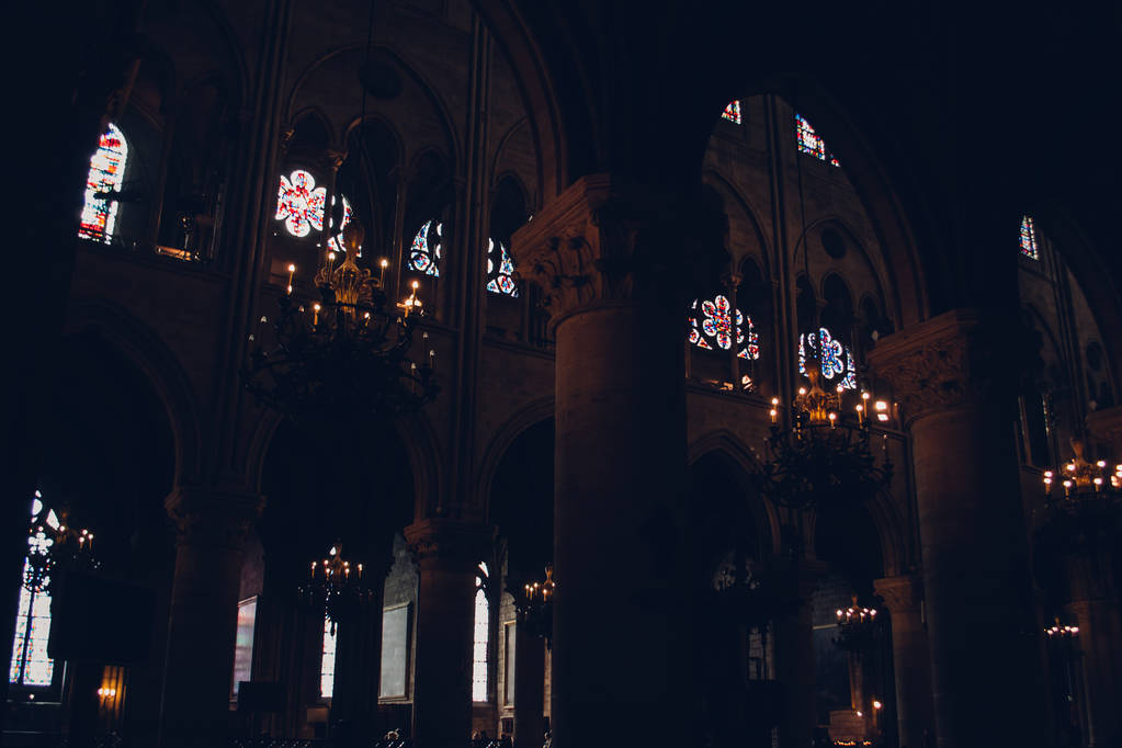 Παρίσι, Γαλλία: στο εσωτερικό της Notre Dame de Paris, στο Παρίσι, Γαλλία γύρω στο Φεβρουάριο 2012. - Φωτογραφία, εικόνα