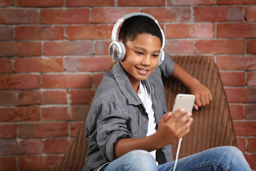 Αφρικανική αμερικανική αγόρι με ακουστικά - Φωτογραφία, εικόνα