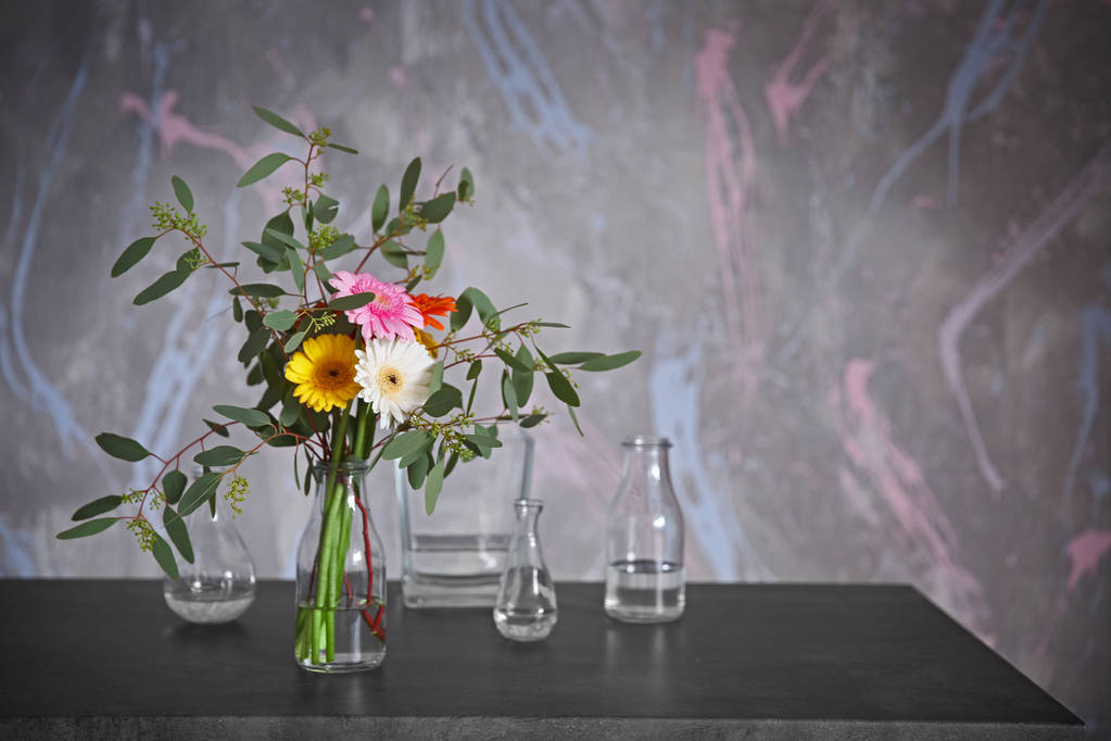 flores en jarrón en la mesa - Foto, Imagen