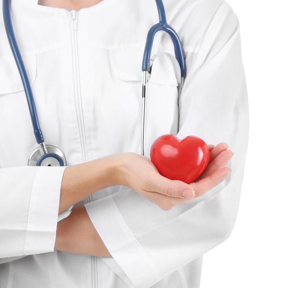 Ženský lékař se stetoskopem držící srdce - Fotografie, Obrázek