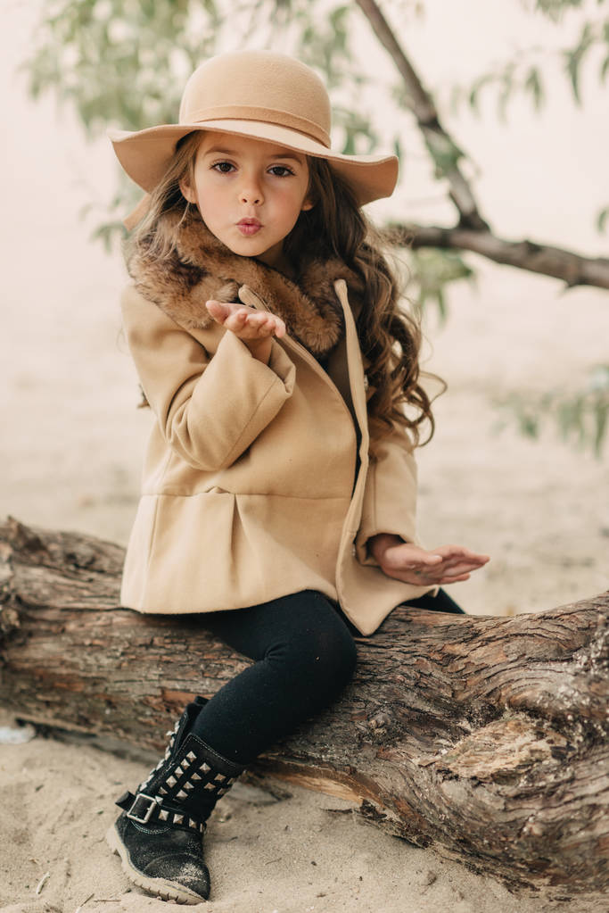 pieni tyttö hattu pitkät hiukset
 - Valokuva, kuva