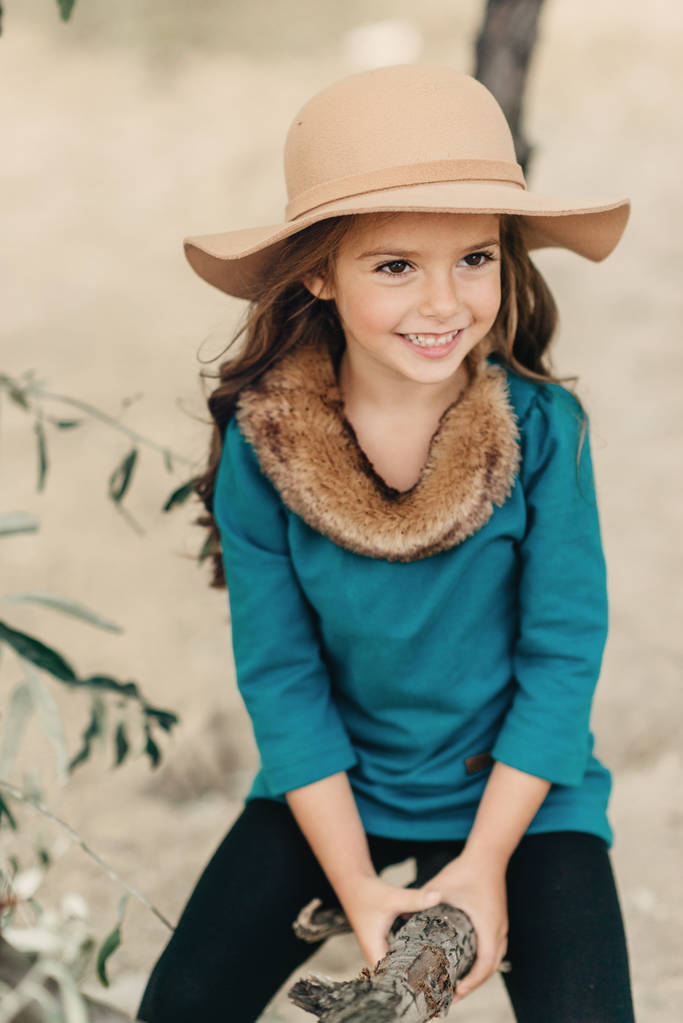 kleines Mädchen mit Hut und langen Haaren - Foto, Bild