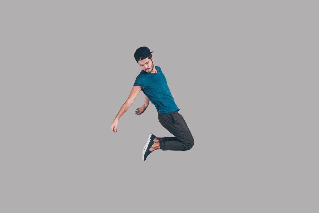Stilvoller Mann schwebt in der Luft - Foto, Bild
