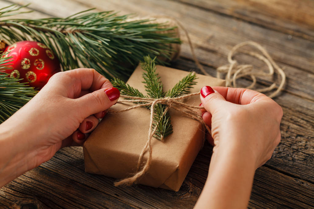 Mains de femme décorant boîte cadeau de Noël
 - Photo, image