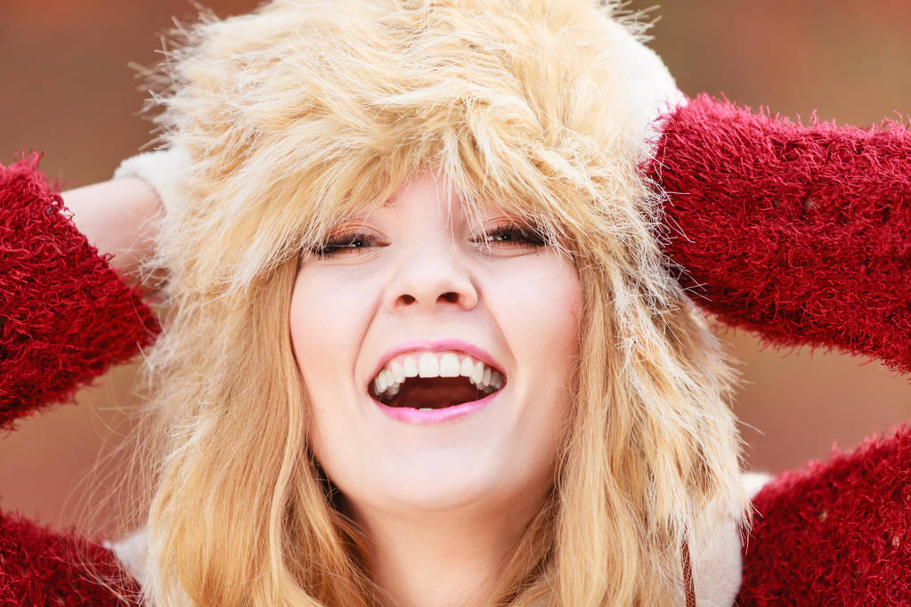 Portrait de jolie femme de mode en fourrure chapeau d'hiver
 - Photo, image