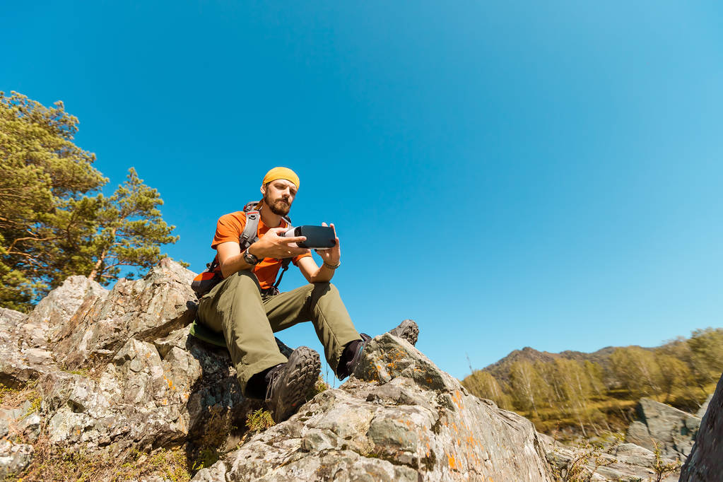 Sikeres fiatalember, segítségével virtuális valóság szemüveg-túra a hegyekben, Nyári nyaralás - Fotó, kép
