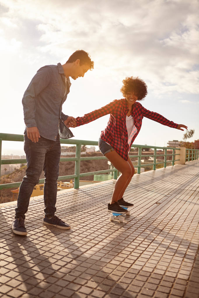 jeune couple apprenant à skater
 - Photo, image
