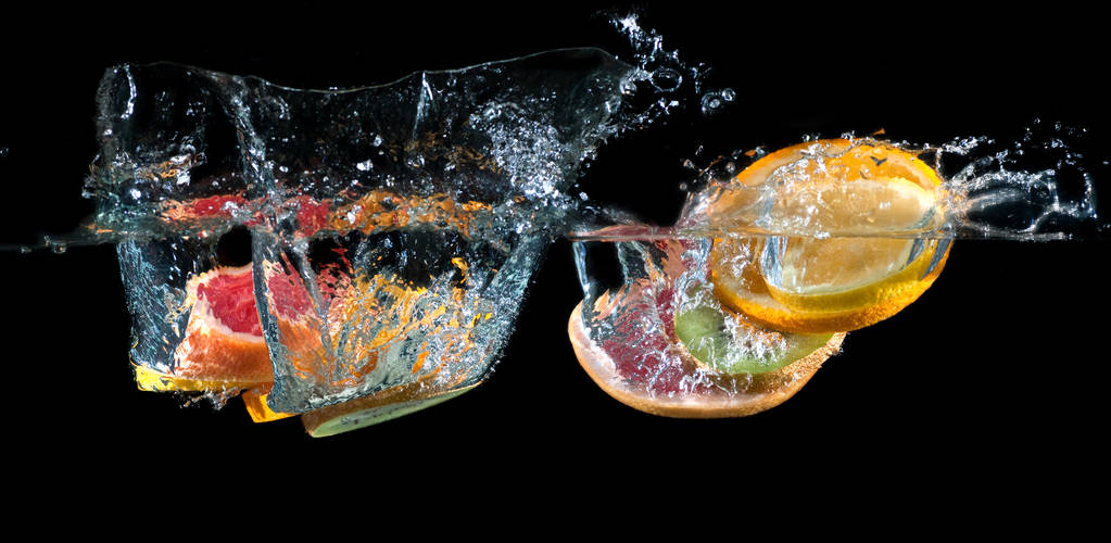 τροπικά φρούτα πέσει υποβρύχια - Φωτογραφία, εικόνα
