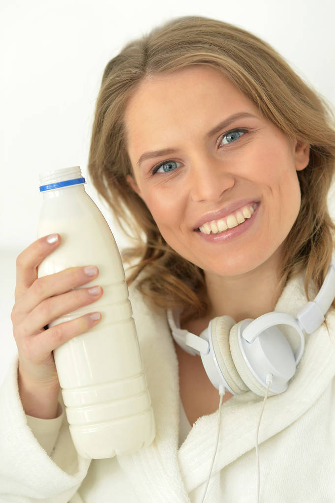 junge Frau mit Milch  - Foto, Bild