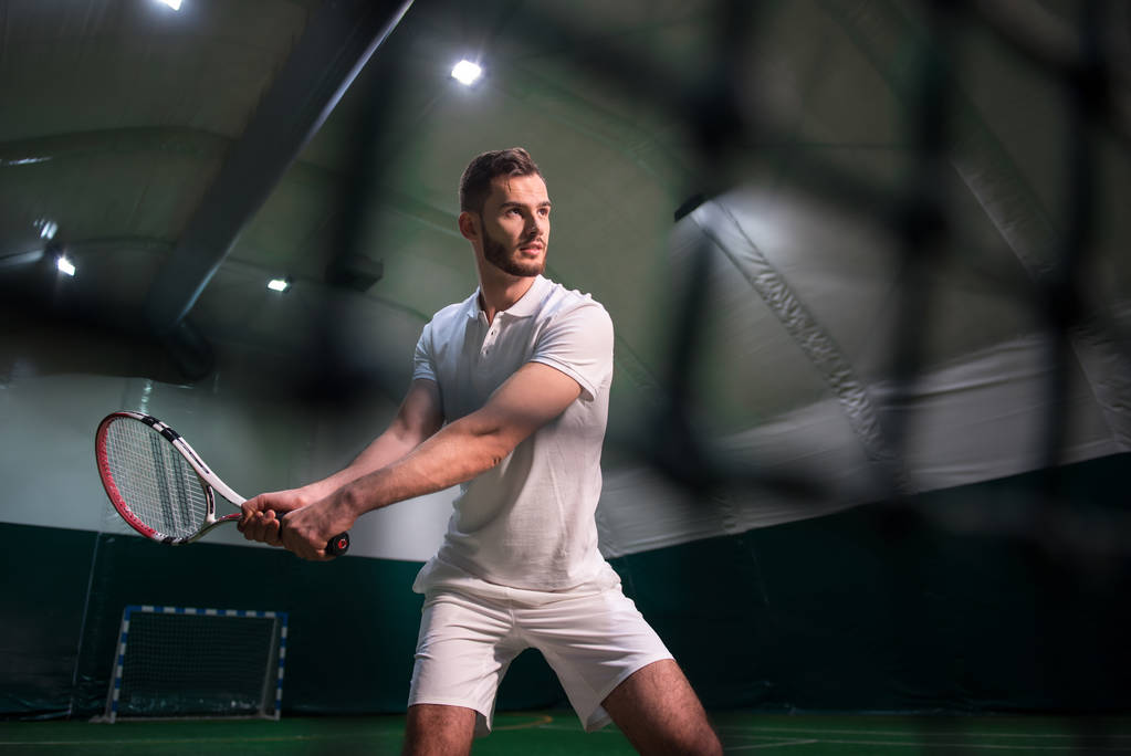 Homme sérieux professionnel jouant au tennis
 - Photo, image