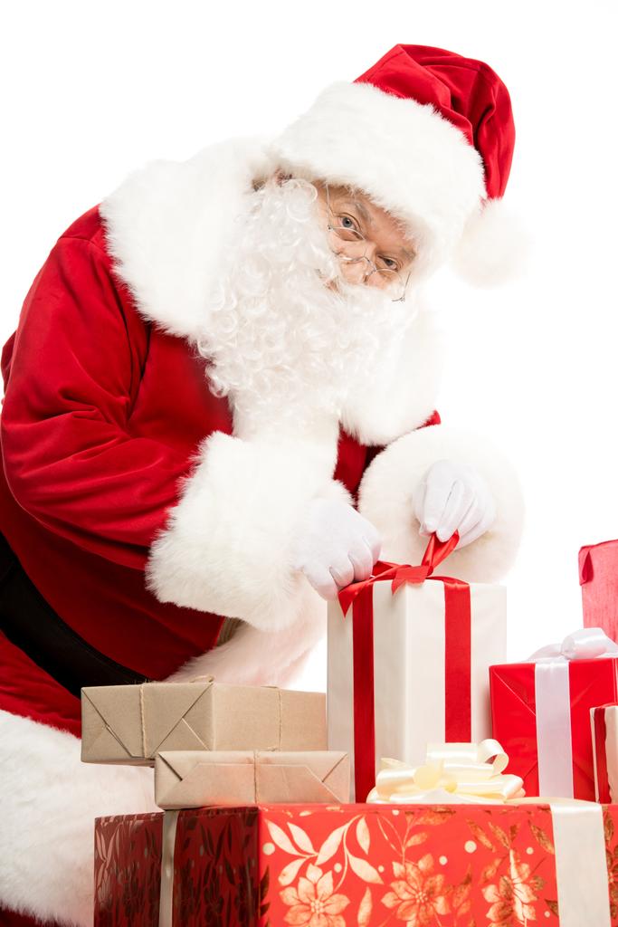 Weihnachtsmann mit Stapel Weihnachtsgeschenke - Foto, Bild