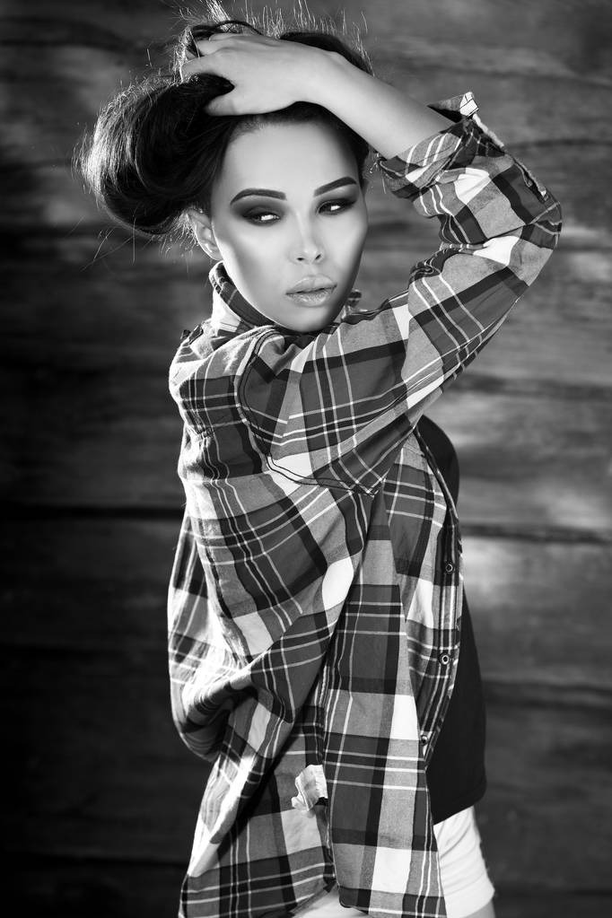 Young sensuele & schoonheid brunette vrouw poseren op houten achtergrond. Zwart-wit foto. - Foto, afbeelding