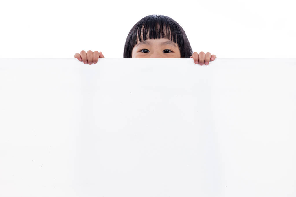 Ασιατική Κινέζικη κοριτσάκι ξεπροβάλει πίσω από το λευκό του σκάφους - Φωτογραφία, εικόνα