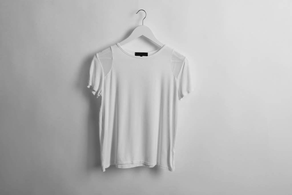 Camiseta blanca en blanco
 - Foto, imagen