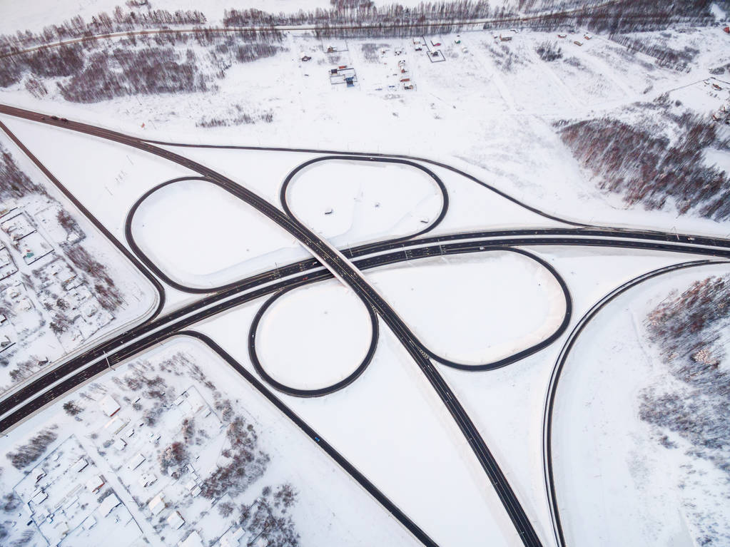 Winterliche Straßenkreuzung in der Landschaft Luftaufnahme in Form eines Schmetterlings - Foto, Bild