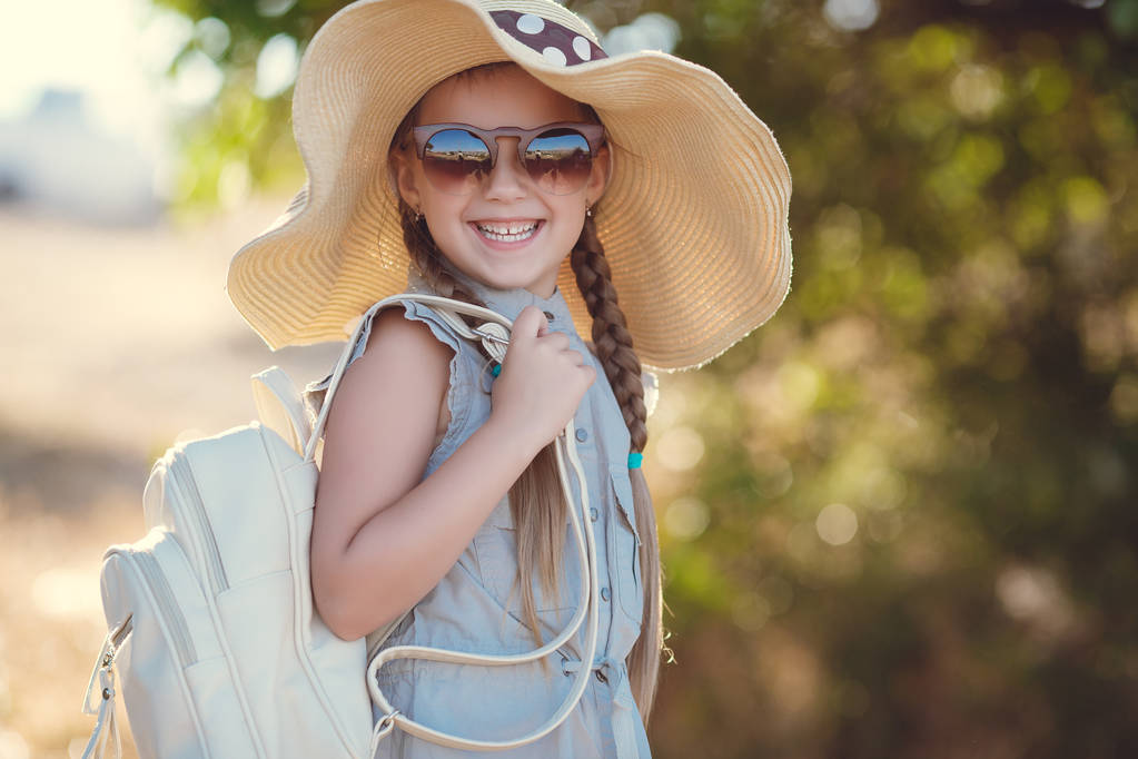 Hasır şapkalı küçük kız yalnız yaz aylarında seyahat - Fotoğraf, Görsel