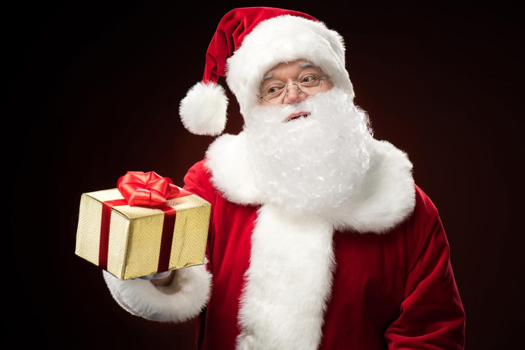 Kerstman met cadeau box in de hand - Foto, afbeelding