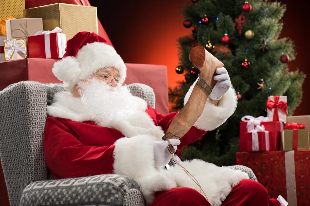 Lista de deseos de lectura de Santa Claus
 - Foto, Imagen