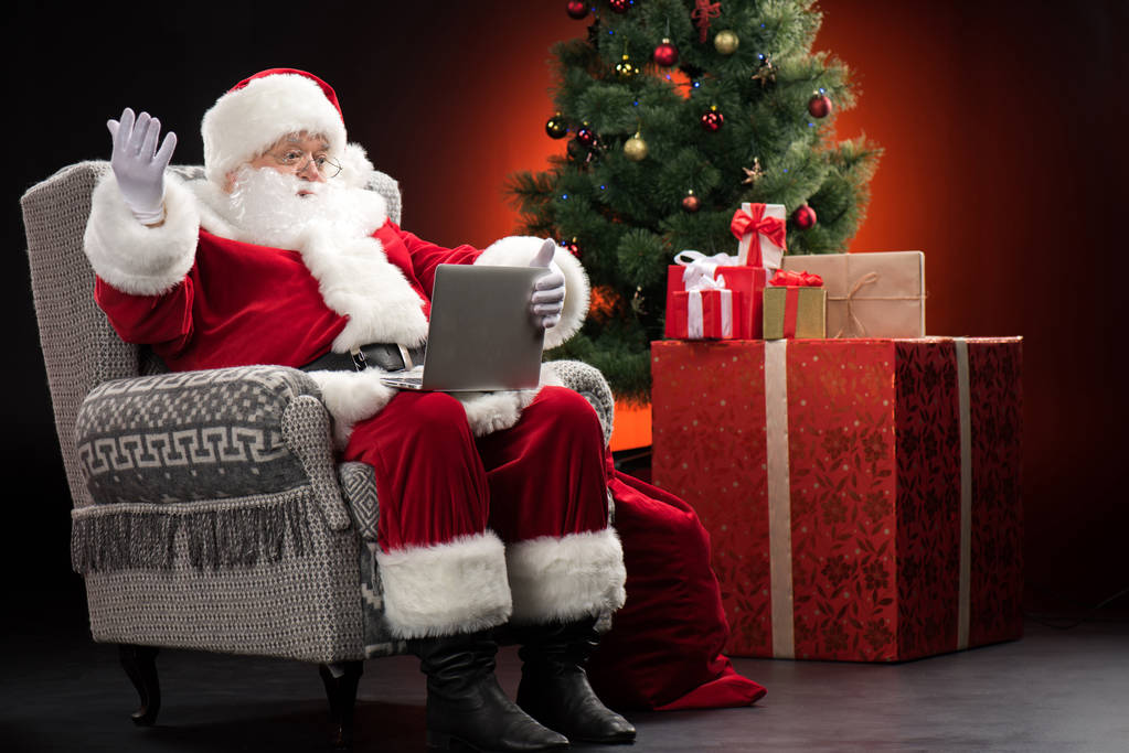 Santa Claus za pomocą laptopa i gestem - Zdjęcie, obraz
